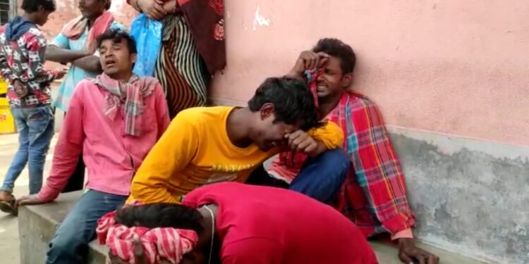 গুসকরায় বেপরোয়া গতির ট্রাক্টরের ধাক্কায় মৃত্যু মা ও মেয়ের