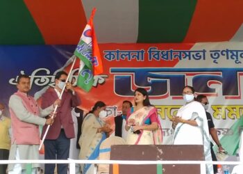 চাকরি ছেড়ে তৃণমূলে পুলিশ কমিশনার