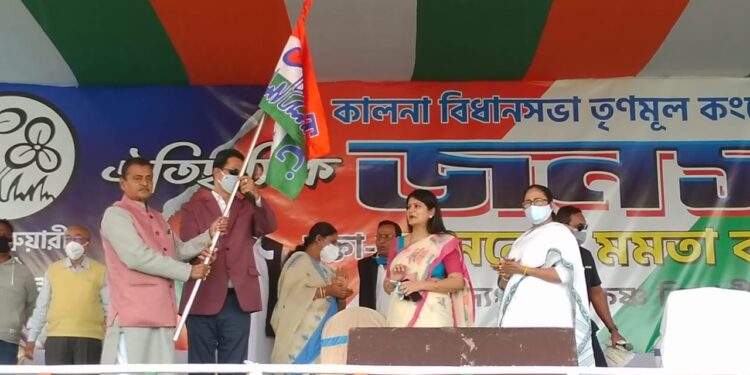 চাকরি ছেড়ে তৃণমূলে পুলিশ কমিশনার