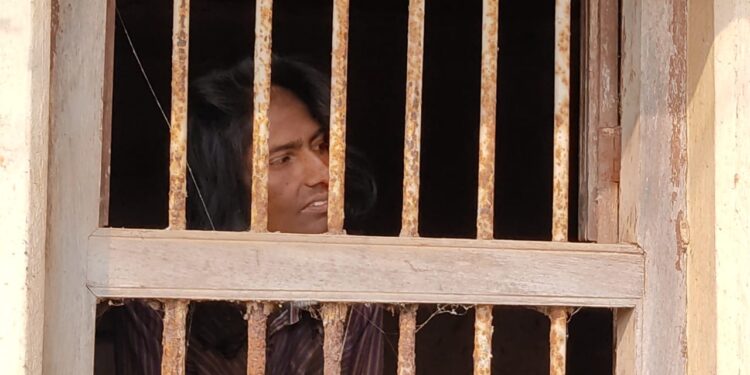 আউশগ্রামে মানসিক ভারসাম্যহীন মহিলাকে ১৬ বছর ধরে গৃহবন্দি রাখার অভিযোগ