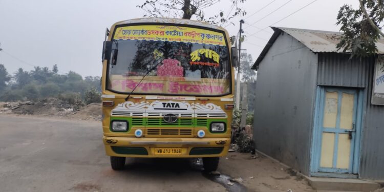 বাস মালিক ও কর্মচারী সংগঠনের গুসকরা ও কাটোয়া শাখার সংঘাত