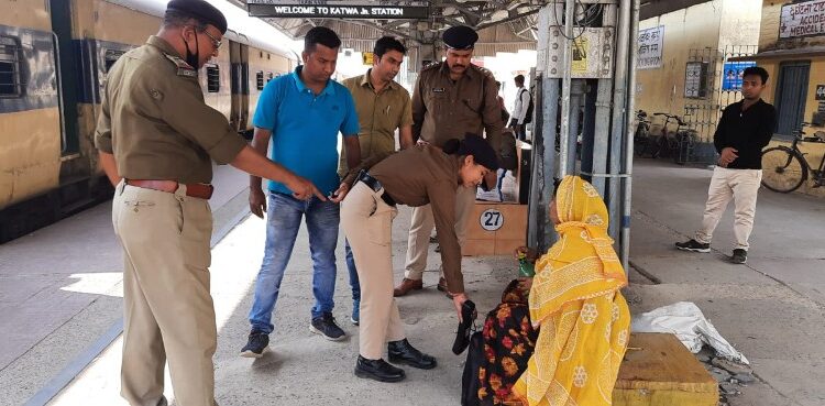 রাজ্যের মন্ত্রীর উপর বোমা হামলার জেরে কাটোয়া রেলস্টেশনে তল্লাশি