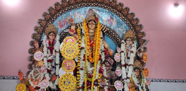 দেবাসীন চণ্ডীমাতার পুজো ঘিরে অকাল শারদোৎসবে মাতল কাটোয়ার আমূলগ্রাম