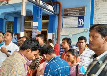 প্রসুতিদের ভর্তি না নিয়ে ফিরিয়ে দেওয়ার অভিযোগ,কাটোয়া হাসপাতালে রোগীর আত্মীয়দের বিক্ষোভ