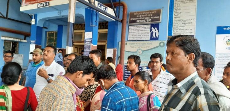 প্রসুতিদের ভর্তি না নিয়ে ফিরিয়ে দেওয়ার অভিযোগ,কাটোয়া হাসপাতালে রোগীর আত্মীয়দের বিক্ষোভ