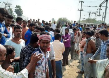 কাটোয়ায় রেলের ঠিকাদার সংস্থার কর্মীদের ঘিরে বিক্ষোভ