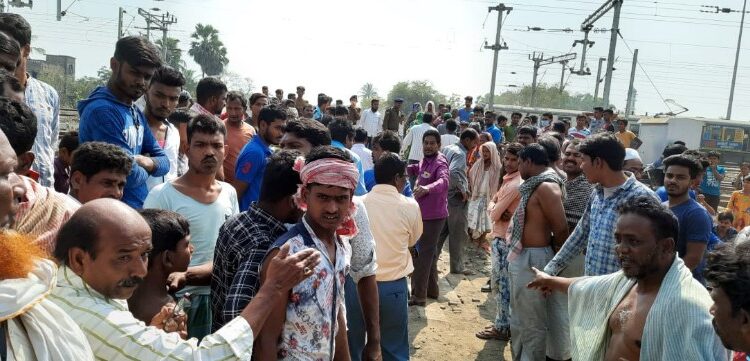 কাটোয়ায় রেলের ঠিকাদার সংস্থার কর্মীদের ঘিরে বিক্ষোভ