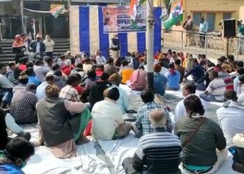 কাটোয়ায় ফ্লাইওভার নির্মানসহ একাধিক দাবিতে অবস্থান আন্দোলনে তৃণমূল