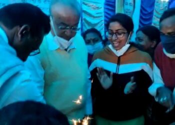 কাটোয়ায় মূল্যবৃদ্ধির প্রতিবাদে অবস্থান আন্দোলন কর্মসূচিতে তৃণমূল বিধায়কের জন্মদিন পালন