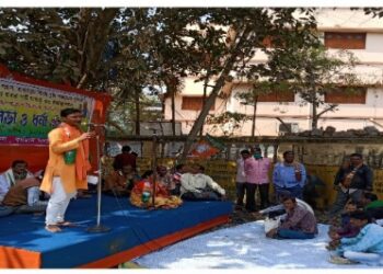 ভাতাড় বিডিও অফিসের সামনে বিজেপির ধর্ণা প্রদর্শন