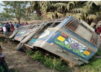 ভাতারে যাত্রীবাহী বাস উলটে জখম ৫০