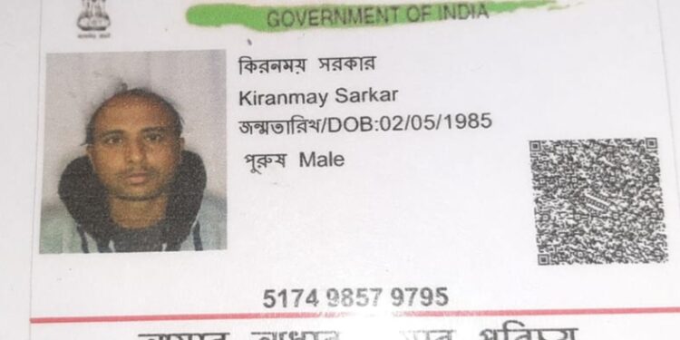 বাবা-মায়ের সামনে বঁটি দিয়ে গলার নলি কেটে আত্মঘাতী ছেলে