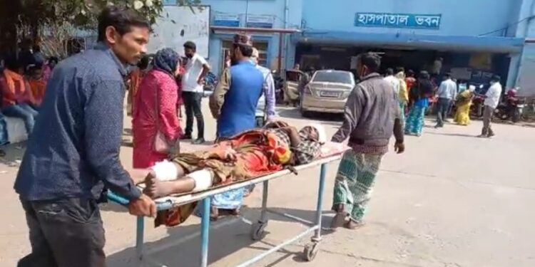 স্ত্রীকে চড় মারার জের,শ্বশুরবাড়ির লোকজনের হাতে আক্রান্ত যুবক ও তাঁর পরিবার