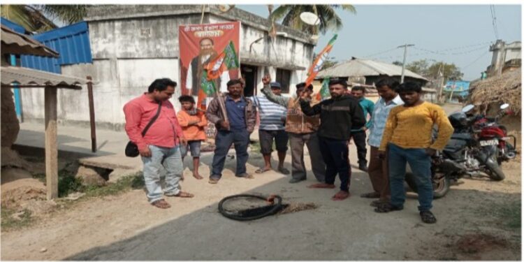 ভাতাড়ে জেপি নাড্ডার কাটআউটে গোবর লেপে দেওয়ার ঘটনায় চাঞ্চল্য