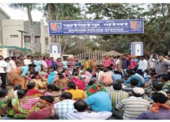 ভাতারে দলীয় পতাকা ছেঁড়ার প্রতিবাদে পথ অবরোধ বিজেপির