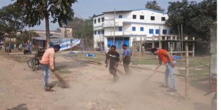 তৃণমূলের জনসভার পর গঙ্গাজল ছিটিয়ে মাঠ শুদ্ধিকরণ বিজেপির