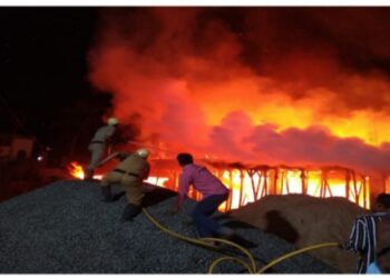 কাটোয়ায় পাটগুদামে ভয়াবহ আগুন