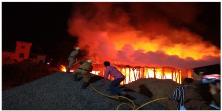 কাটোয়ায় পাটগুদামে ভয়াবহ আগুন