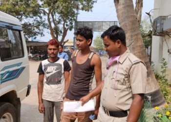 ভাতারে চোলাইসহ গ্রেফতার ২