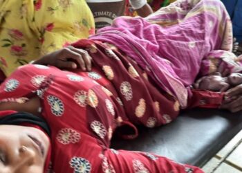 কাটোয়া হাসপাতাল চত্বরে গাছের তলায় প্রসব অ্যাম্বুলেন্সের প্রতীক্ষায় থাকা অন্তঃসত্ত্বা বধুর