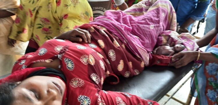 কাটোয়া হাসপাতাল চত্বরে গাছের তলায় প্রসব অ্যাম্বুলেন্সের প্রতীক্ষায় থাকা অন্তঃসত্ত্বা বধুর