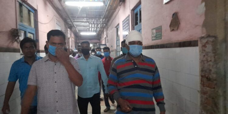 আসামিকে ধরতে করতে গিয়ে দুষ্কৃতীদের হাতে আক্রান্ত এসআই সহ পুলিশকর্মীরা