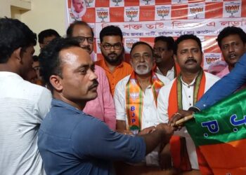 কাটোয়ায় শাসকদলে ভাঙন, প্রাক্তন তৃণমূল কাউন্সিলের হাত ধরে শতাধিক পরিবারের বিজেপিতে যোগদান