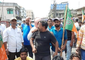 বিজেপি নেতার হেটেলে  আগুন লাগিয়ে দেওয়ার অভিযোগ, পথ অবরোধ