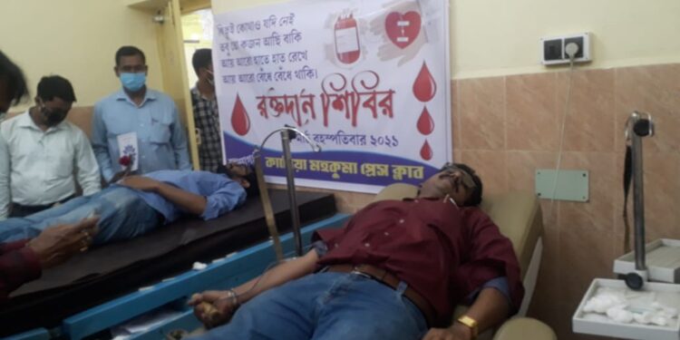 হাসপাতালের ব্লাডব্যাঙ্কের রক্ত সংকট মেটাতে এগিয়ে এল কাটোয়া মহকুমা প্রেসক্লাব