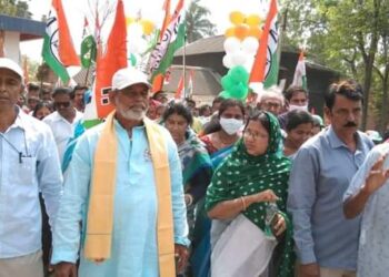 তীব্র গরম উপেক্ষা করে ভোটের প্রচারে তৃণমূল প্রার্থী