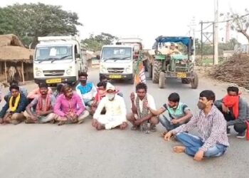 বিজেপি প্রার্থীকে নিয়ে খণ্ডঘোষে ‘কুরুচিকর’ পোস্টার, পথ অবরোধ