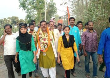 নিহত দলীয় নেতার দুই কন্যাকে নিয়ে ভোটের প্রচারে মঙ্গলকোটের তৃণমূল প্রার্থী