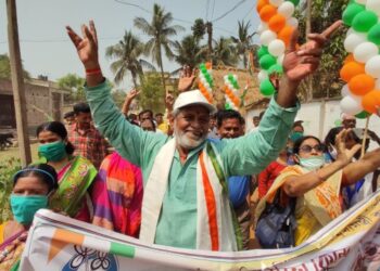 জয় কামনায় মন্দির-পীরস্থানে গিয়ে প্রার্থনা জানালেন ভাতারের তৃণমূল প্রার্থী
