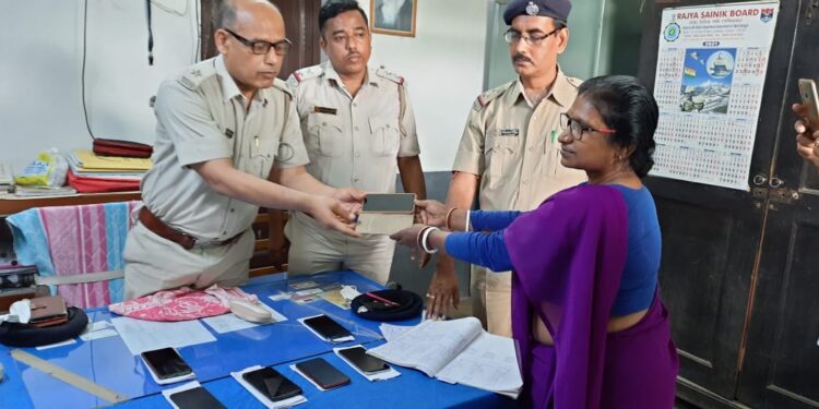 চুরি যাওয়া ও হারিয়ে যাওয়া স্মার্টফোন উদ্ধার করে রেলযাত্রীদের ফিরিয়ে দিল কাটোয়া জিআরপি