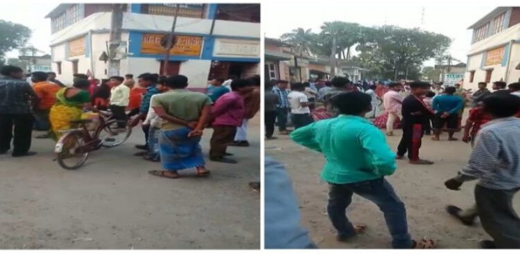 আউশগ্রামে ভেদিয়া পুলিশ ক্যাম্প ঘেরাও করে বিক্ষোভ গ্রামবাসীর