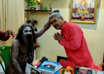 নাগা সন্ন্যাসীর অযাচিত আশীর্বাদ পেলেন হুগলির উত্তরপাড়া বিধানসভা কেন্দ্রের বিজেপি প্রার্থী