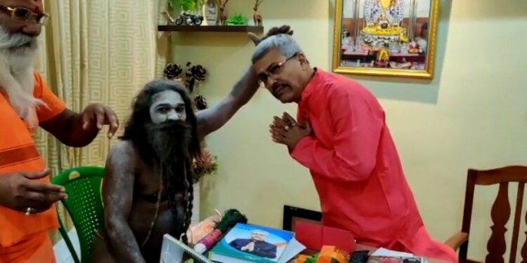 নাগা সন্ন্যাসীর অযাচিত আশীর্বাদ পেলেন হুগলির উত্তরপাড়া বিধানসভা কেন্দ্রের বিজেপি প্রার্থী