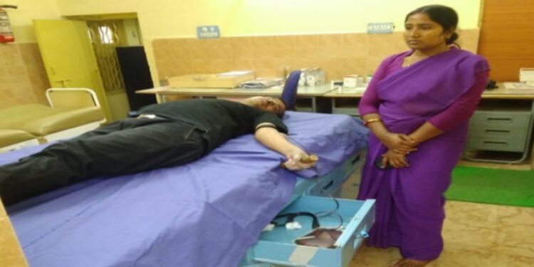 রক্ত দিয়ে প্রসুতির প্রাণ বাঁচালেন কাটোয়া হাসপাতালের চিকিৎসক