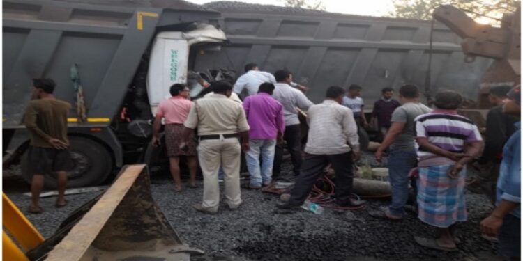 পূর্বস্থলীতে দুই ডাম্পারের সংঘর্ষে মৃত ১, জখম ১