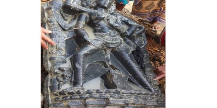 পুকুর সংস্কারের সময় প্রাচীন শিলামূর্তি উদ্ধার কাটোয়ায়