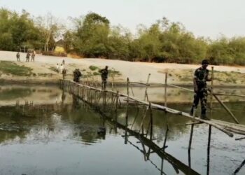 ৭৩ বছর ধরে বাঁশের সেতুর উপর দিয়ে চলছে বিপজ্জনকভাবে পারাপার,  পাকা সেতুর দাবি মালদার হোসেনপুরবাসীর