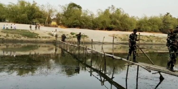 ৭৩ বছর ধরে বাঁশের সেতুর উপর দিয়ে চলছে বিপজ্জনকভাবে পারাপার, পাকা সেতুর দাবি মালদার হোসেনপুরবাসীর