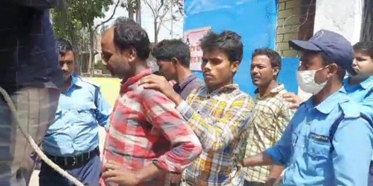 মালদহের হরিশ্চন্দ্রপুরে গ্রেফতার ৫ সশস্ত্র দুষ্কৃতী, বিজেপি-তৃণমূল চাপানউতোর