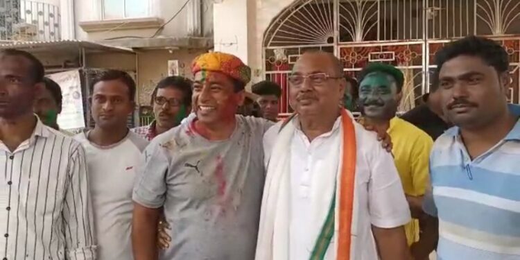 চাঁচলে বিজেপি প্রার্থীর বাড়িতে ভোট প্রার্থনায় তৃণমূল প্রার্থী