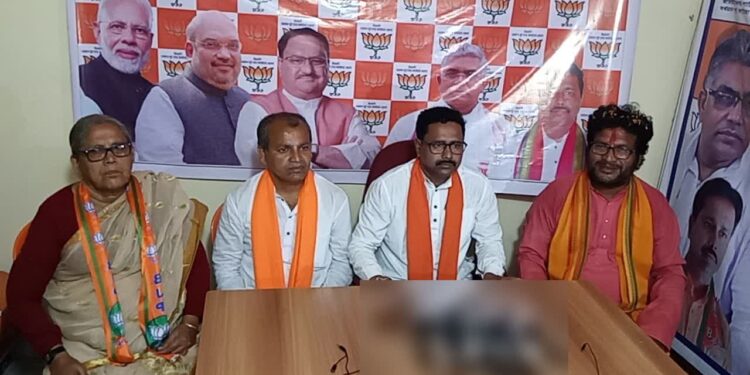 কাটোয়া মহকুমা এলাকার দলীয় তিন প্রার্থীকে নিয়ে সাংবাদিক বৈঠকে বিজেপির জেলা সভাপতি