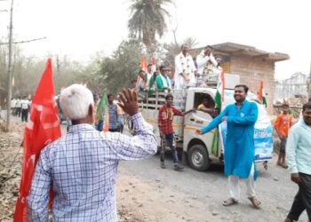 লাল ঝান্ডা কাঁধে নিয়েই  তৃণমূল প্রার্থীকে ‘লাল সেলাম’ জানালেন প্রবীন সিপিএম কর্মী