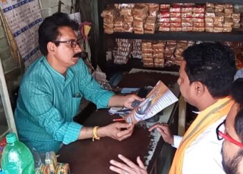 কাটোয়া শহরে গৃহসম্পর্ক অভিযানে বিজেপির জেলা সভাপতি