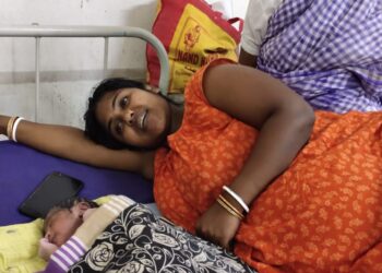 গুসকরা হাসপাতালের বিশ্রামাগারে সন্তান প্রসব বধূর, স্বাস্থ্যকর্মীদের ঘিরে বিক্ষোভ