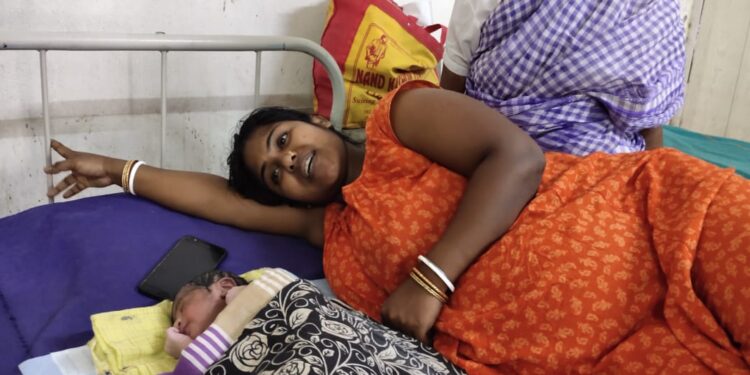 গুসকরা হাসপাতালের বিশ্রামাগারে সন্তান প্রসব বধূর, স্বাস্থ্যকর্মীদের ঘিরে বিক্ষোভ