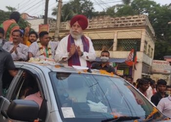 ভাতারে দলীয় প্রার্থীর সমর্থনে রোড-শোয়ে বিজেপি সাংসদ